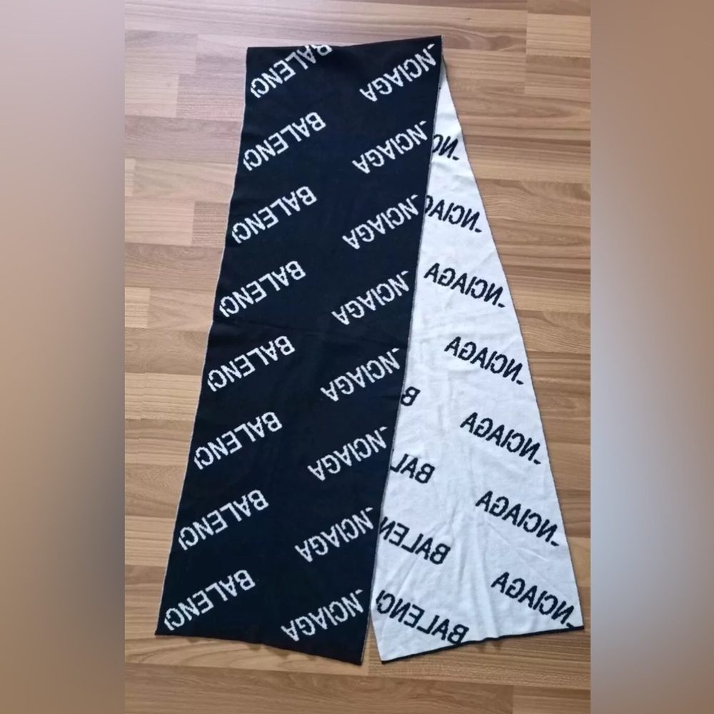 Balenciaga reversible Black and White Wool scarf
